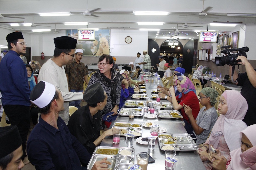 Guests attend the ‘Majlis Iftar Muhibbah Bersama YB Akmal Nasrullah Nasir’ at the Johor Baru Sikh Gurdwara Sahib May 28, 2019. — Picture courtesy of the Johor Baru Parliament Office