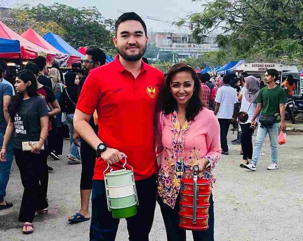 Tengku Amir Shah Sultan Sharafuddin Idris Shah and Tengku Zatashah Sultan Sharafuddin Idris Shah with their tiffin carriers at the Ramadan bazaar. u00e2u20acu201d Picture from Facebook/Friends Of Selangor