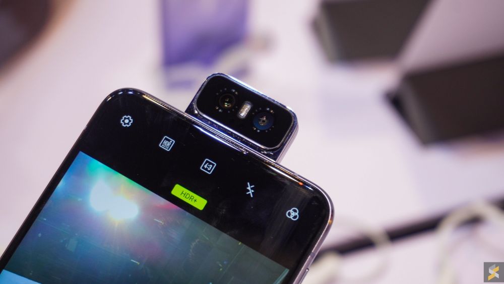 The ZenFone 6's main camera is motorised so it can flip all the way to the front when you need to take a selfie. u00e2u20acu201d Picture via SoyaCincau