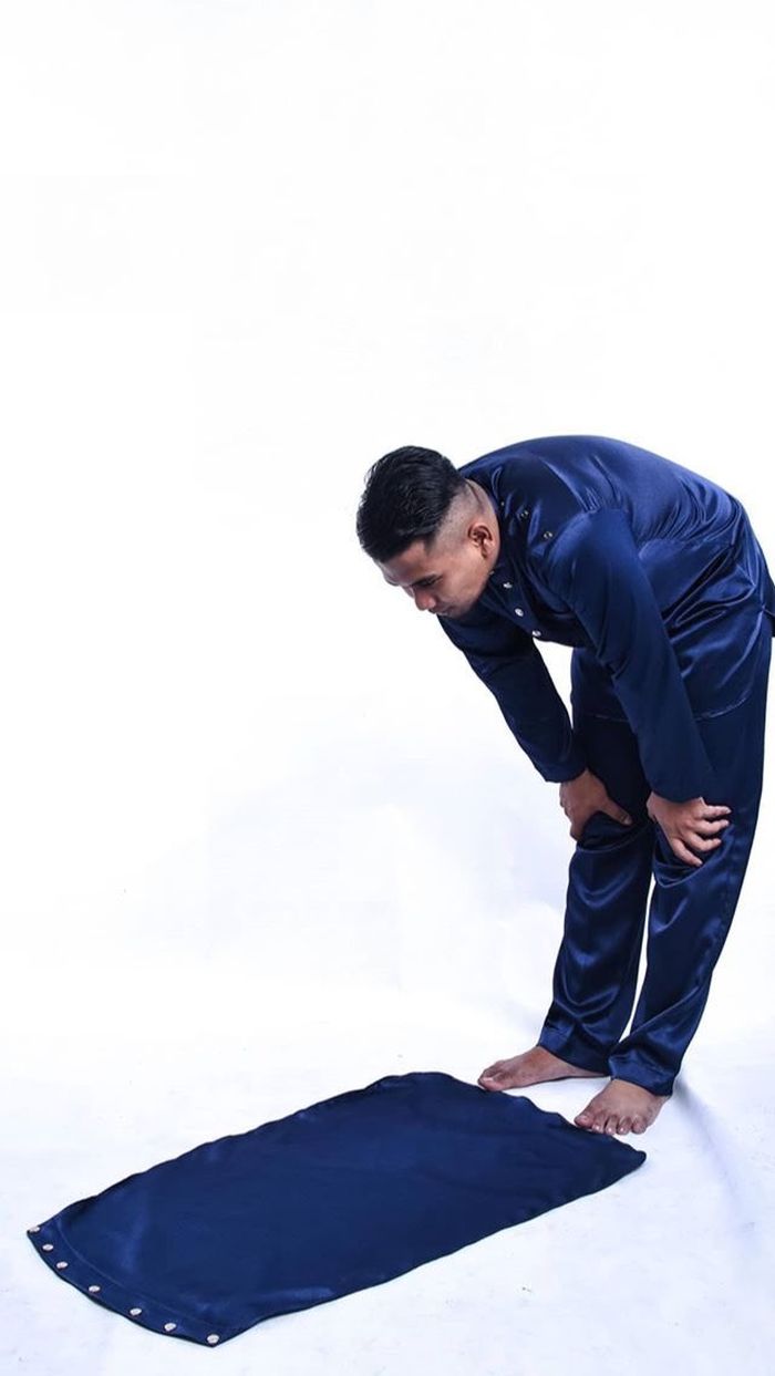 When the time comes, the cape can also function as a prayer mat. — Picture via Instagram/errypu7ra