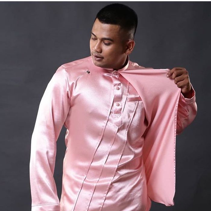 The 'breastfeeding' outfit from Erry's previous collection that many mocked last Aidilfitri. — Picture via Instagram/errypu7ra 