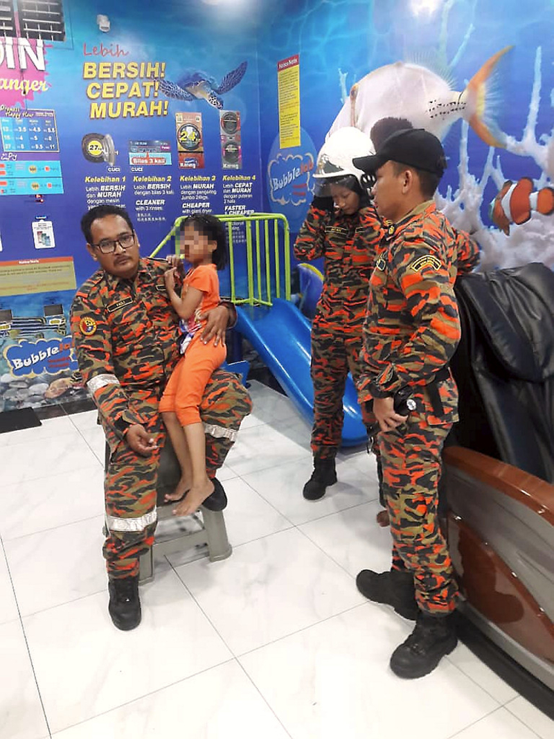 Firefighters free a nine-year-old when she was trapped in an automatic washing machine at a self-service laundrette in Taman Larkin Perdana May 25, 2019. u00e2u20acu201d Bernama pic