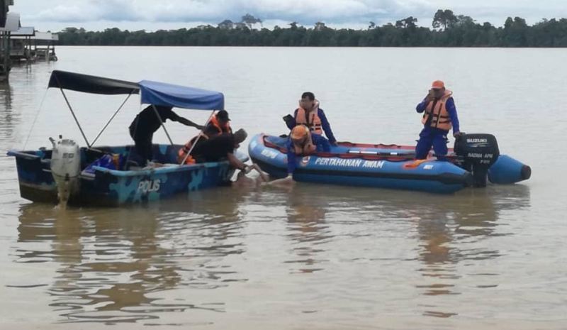 The search team retrieving the body of Trisha Janggok, who drowned after diving into the river yesterday, from the water, May 30, 2019. u00e2u20acu2022 Picture courtesy of Sungai Merah Bomba