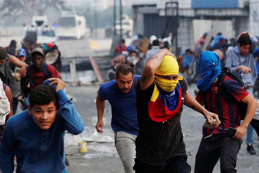 Demonstrators run during clashes with government security forces in Caracas, Venezuela April 30, 2019. u00e2u20acu201d Reuters pic