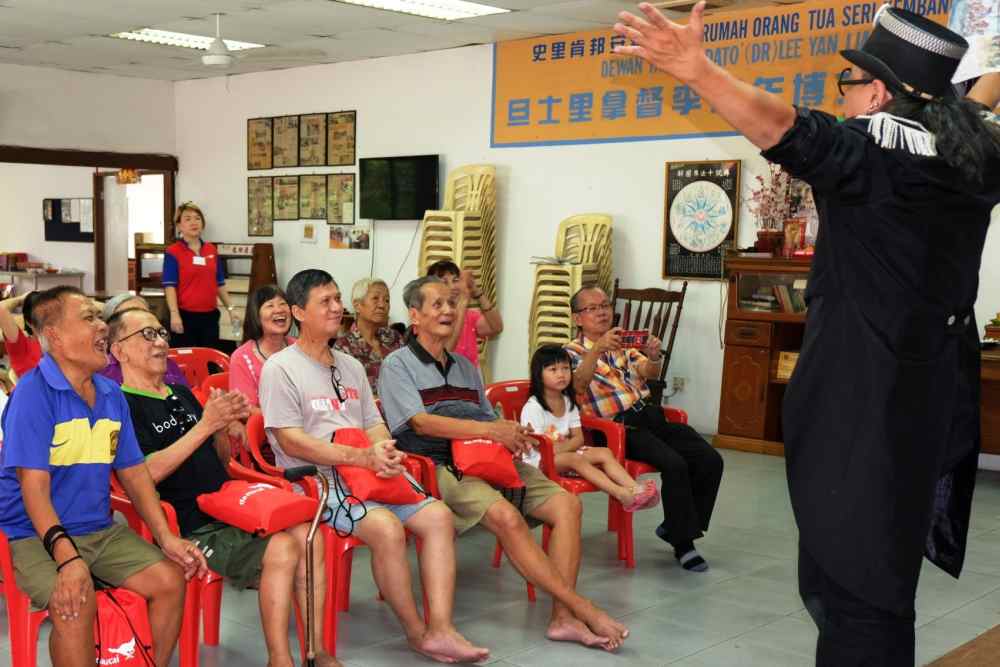 The magic show put a broad smile on the residents’ faces. — Picture courtesy of Da Ma Cai