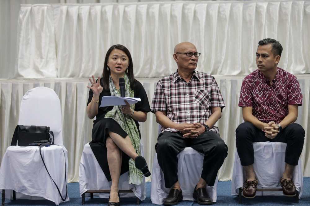 Hannah Yeoh speaks during a dialogue session with Datuk Bandar Kuala Lumpur Datuk Nor Hisham A. Dahlan on the Elevated Highway from the junction of the Sprint Highway and Jalan Maarof to Jalan Semantan, May 1, 2019. ― Picture by Ahmad Zamzahuri