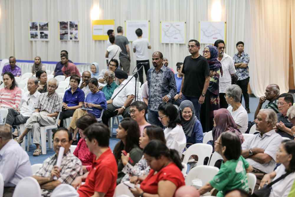 The crowd at a dialogue session with Datuk Bandar Kuala Lumpur Datuk Nor Hisham A. Dahlan on the Elevated Highway from the junction of the Sprint Highway and Jalan Maarof to Jalan Semantan, May 1, 2019. u00e2u20acu2022 Picture by Ahmad Zamzahuri