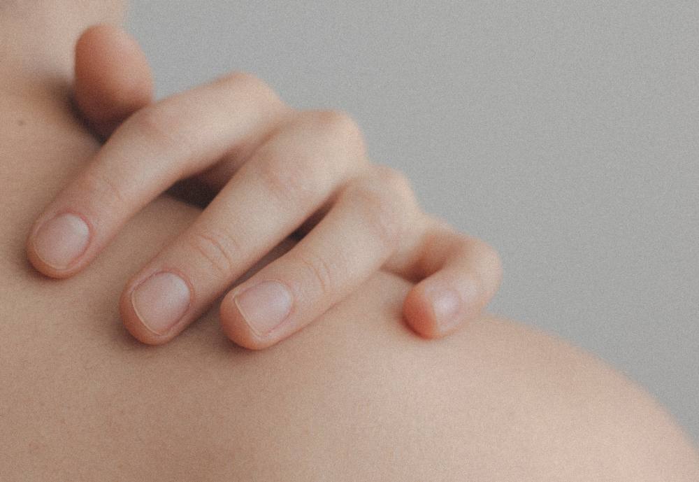Kids with eczema are more likely to scratch in their sleep. Thankfully there are skincare products to aide in these situations. ― Picture via Pexels