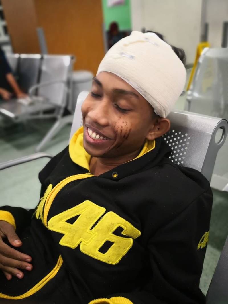 Despite being in pain, Sai grinned widely as he told his friends at the hospital he wanted to meet Fathia since she was the first to appear by his side. ― Picture via Twitter/miruloy