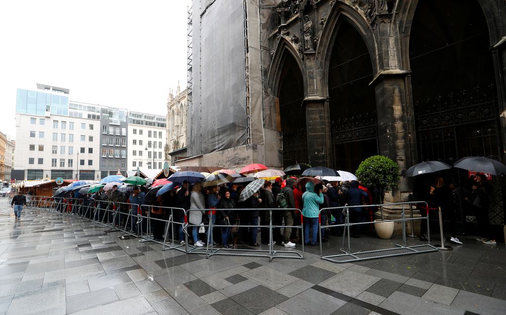 Mourners wait outside to pay their respects at the coffin of Austrian motor racing great Niki Lauda at St Stephen’s cathedral in Vienna, Austria May 29, 2019. — Reuters pic