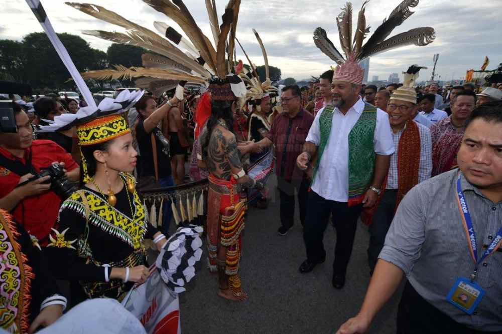 Communication and Multimedia Minister Gobind Singh Deo greets the crowd the Leaders with the People programme at the Bintulu Old Airport, May 18, 2019. u00e2u20acu2022 Picture via Twitter/bernamadotcom