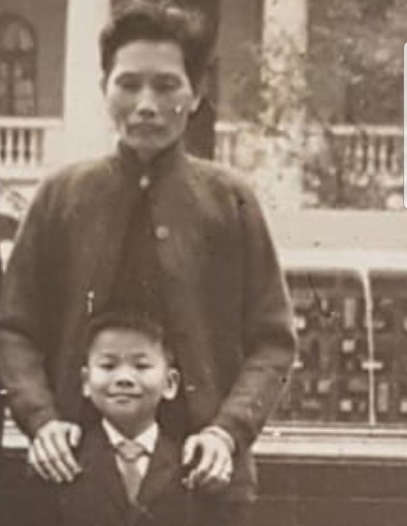 A childhood photo of Lam and his mother. — Picture from Weibo/lamwai83