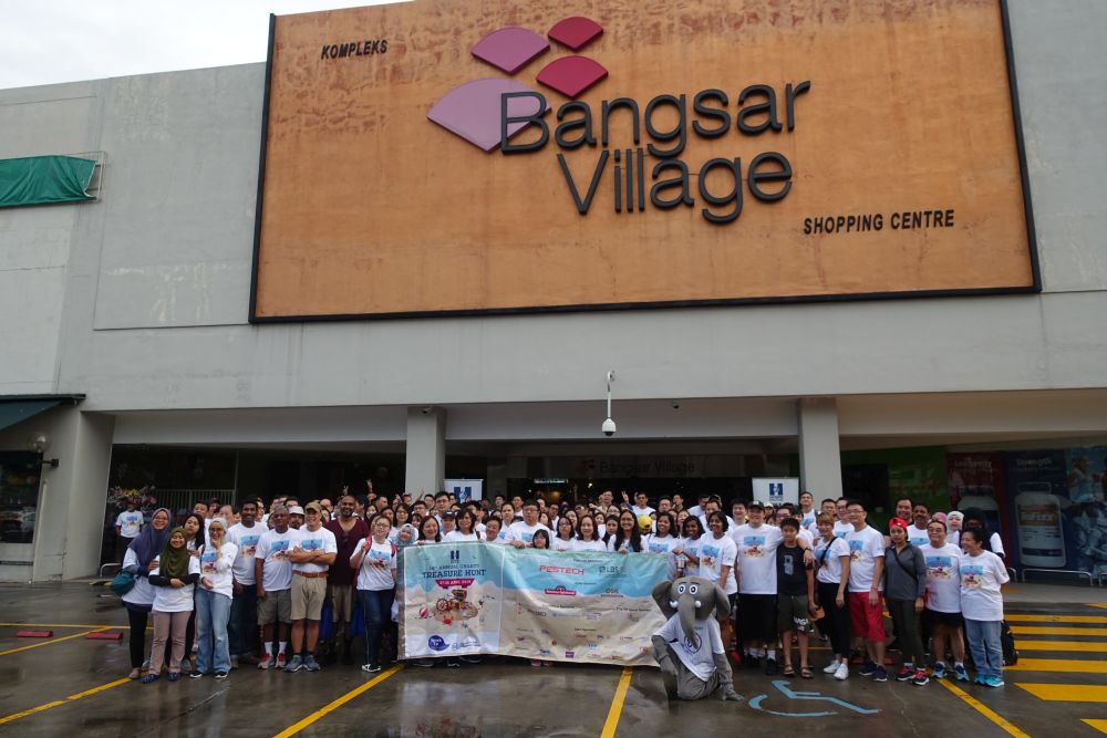 Up to 200 participants of the 18th Annual Charity Treasure Hunt pose for a photo before flag-off at Bangsar Village 1. u00e2u20acu201d Picture courtesy of Hospis Malaysia