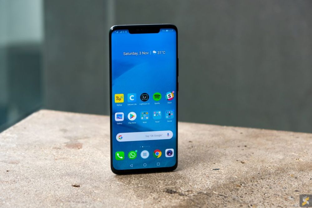 The Huawei Mate 20 Pro with 6GB RAM and 128GB storage can now be yours for RM2,599. u00e2u20acu201d Picture via SoyaCincau