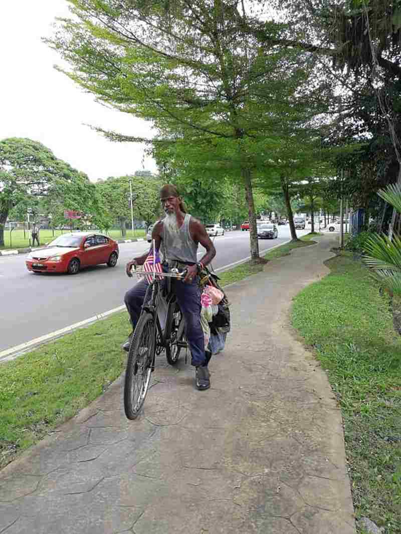 When Husin Kasim isnu00e2u20acu2122t caring for his sick mum, he can be found keeping his beloved town clean. u00e2u20acu2022 Picturesvia Facebook/Majlis Perbandaran Taiping