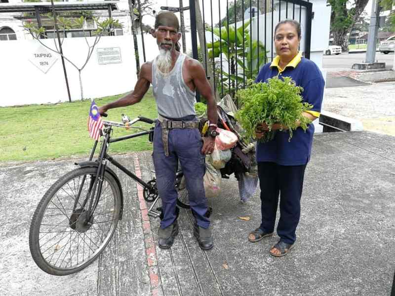 Husin has been seen cleaning the areas on Jalan Ong Saik. ― Picture via Facebook/Majlis Perbandaran Taiping