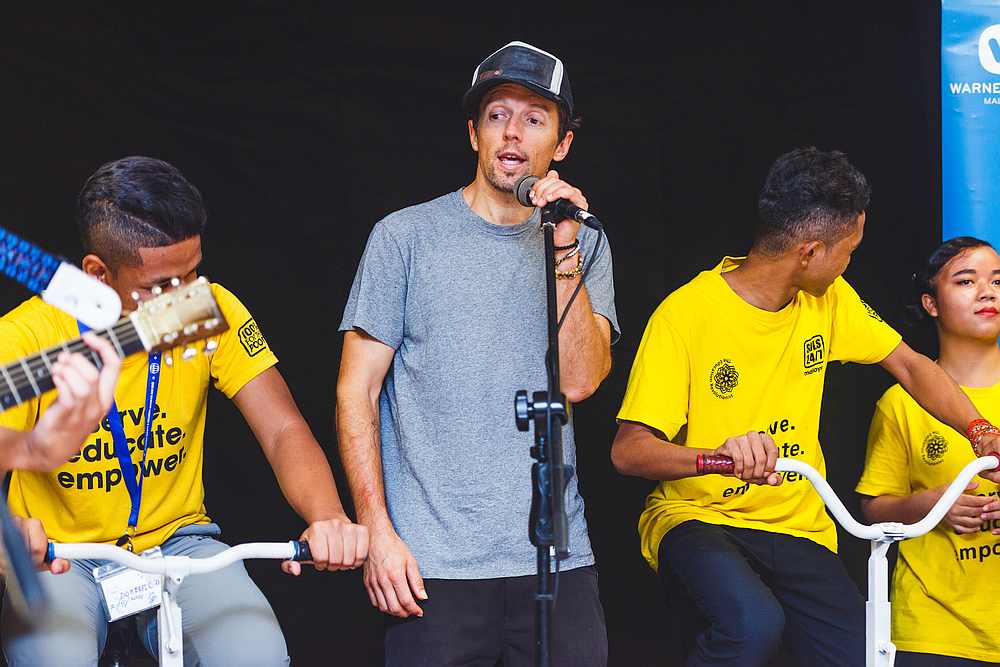 Jason Mraz performs alongside 10 orang asli children from the Sols.ai academy in Kuala Lumpur. u00e2u20acu201d Picture courtesy of Warner Music Malaysia