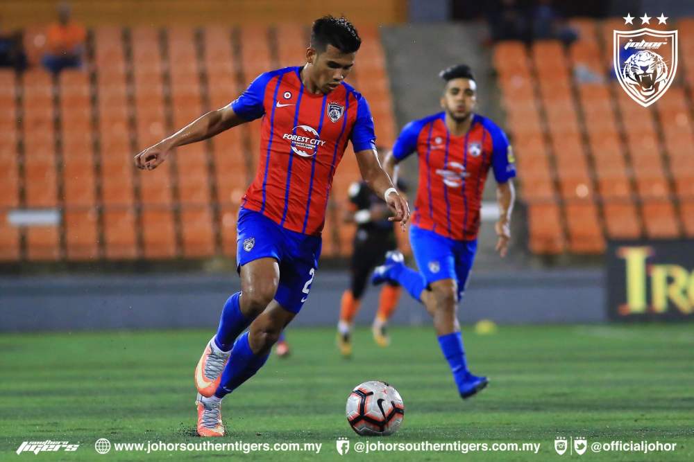 Pasukan Johor Darul Tau00e2u20acu2122zim (JDT) mengungguli takhta Liga Super selepas membenam Felda United 2-0 dalam aksi di Stadium Tun Abdul Razak, Jengka, malam tadi. u00e2u20acu2022 Foto ihsan Facebook/Johor Southern Tigers   