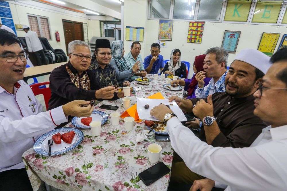 Kampung Tunku assemblyman Lim Yi Wei (fifth from right) breaks fast with representatives of different faiths at Masjid Kampung Tunku, Petaling Jaya May 31, 2019. u00e2u20acu201d Picture by Hari Anggara
