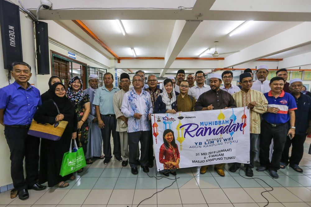 Lim (centre) poses for a photo with representatives from different religious associations at Masjid Kampung Tunku, Petaling Jaya May 31, 2019. — Picture by Hari Anggara