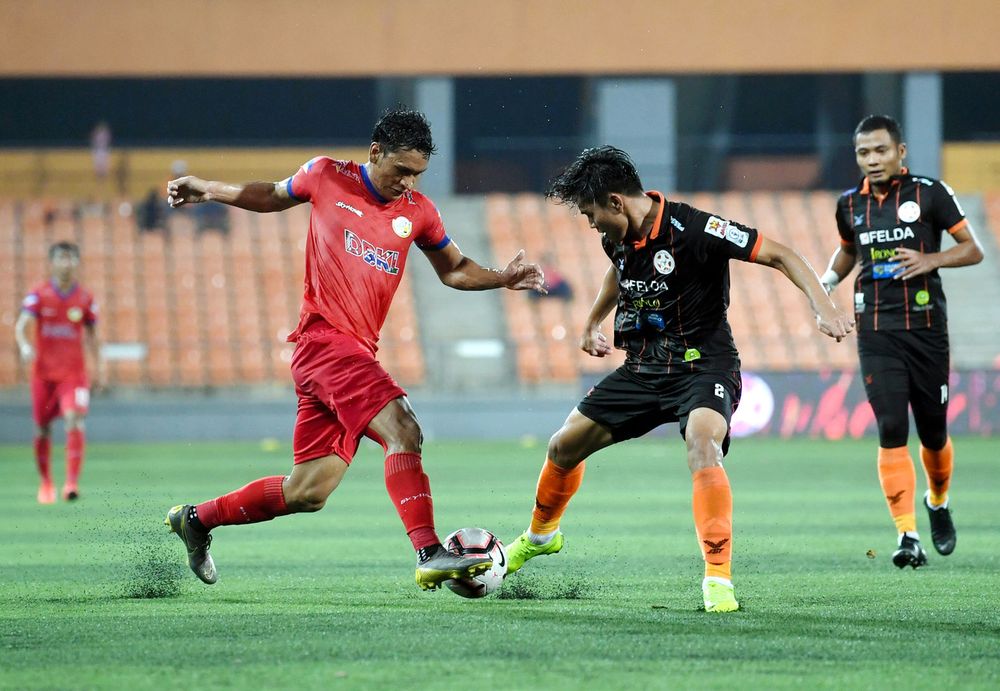 Kuala Lumpur players Muhammad Syafwan Syahlan (front left) trying to get past Felda United player Mohamad Arif Fadzilah in the second leg of the FA Cup 2019 at the Tun Abdul Razak Stadium, Maran, May 11, 2019. u00e2u20acu201d Bernama pic