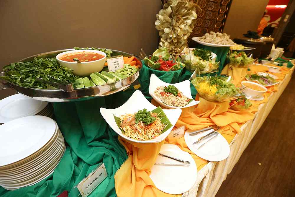 The salad station features a variety of healthy appetisers like 'Kerabu Ulam Raja,' 'Kerabu Taugeh' and 'Rojak Buah' — Picture by Mohd Yusof Mat Isa