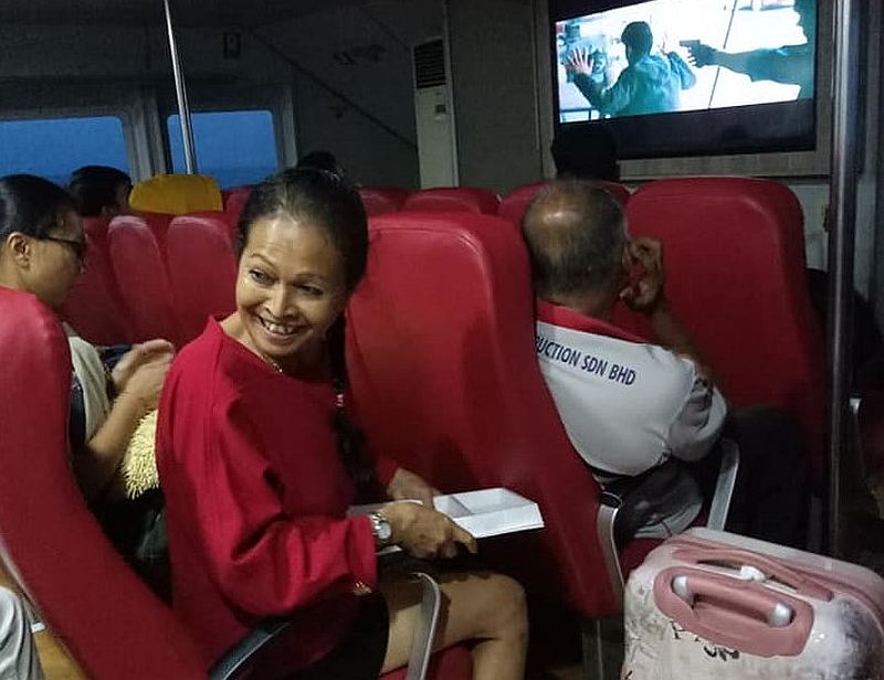 Two Chinese passengers on a Pulau Langkawi-Kuala Kedah share their food with Muslims when the boat had to turn due to malfunction. u00e2u20acu201d Picture via Facebook'/nasx.seth