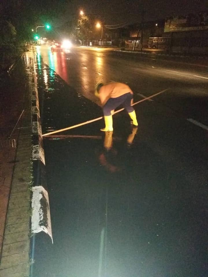 A u00e2u20acu02dcWira Orenu00e2u20acu2122 (contractor) cleaning out a clogged drain way on a street in Seberang Perai, Penang. u00e2u20acu201d Picture via Facebook/ Majlis Perbandaran Seberang Perai