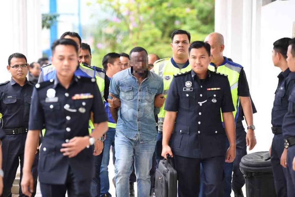 A Nigerian man believed to be the main suspect in the murder of Serdang Hospitalu00e2u20acu2122s head nurse, Siti Kharina Kamarudin,  is brought to the Sepang Court Complex on May 17, 2019. u00e2u20acu2022 Picture via Twitter/bernamadotcom