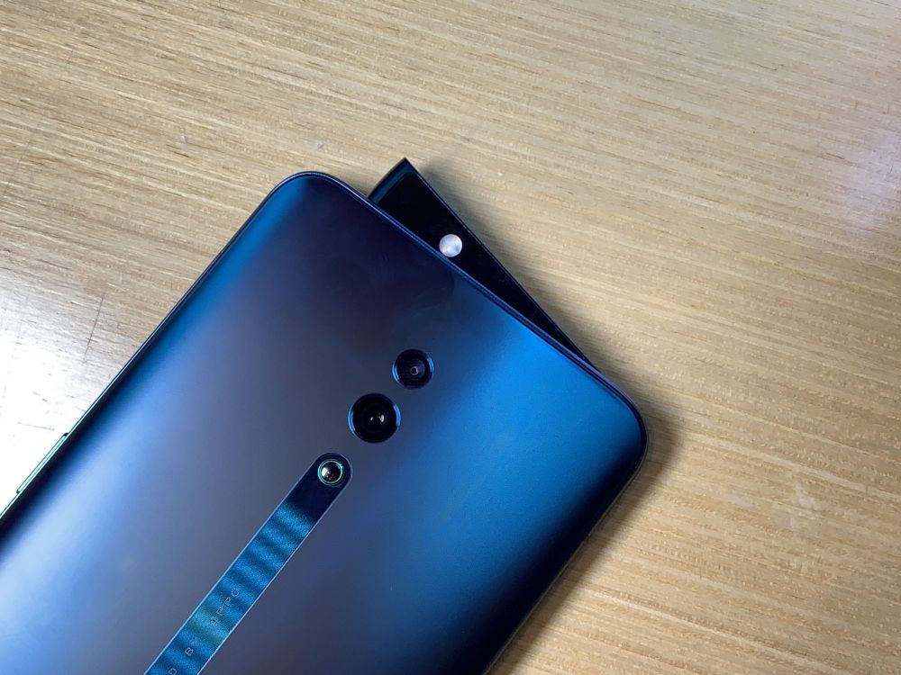 The Reno has a rising pivot structure that houses a soft light, earpiece and a 16MP front camera. u00e2u20acu201d Picture via SoyaCincaunn