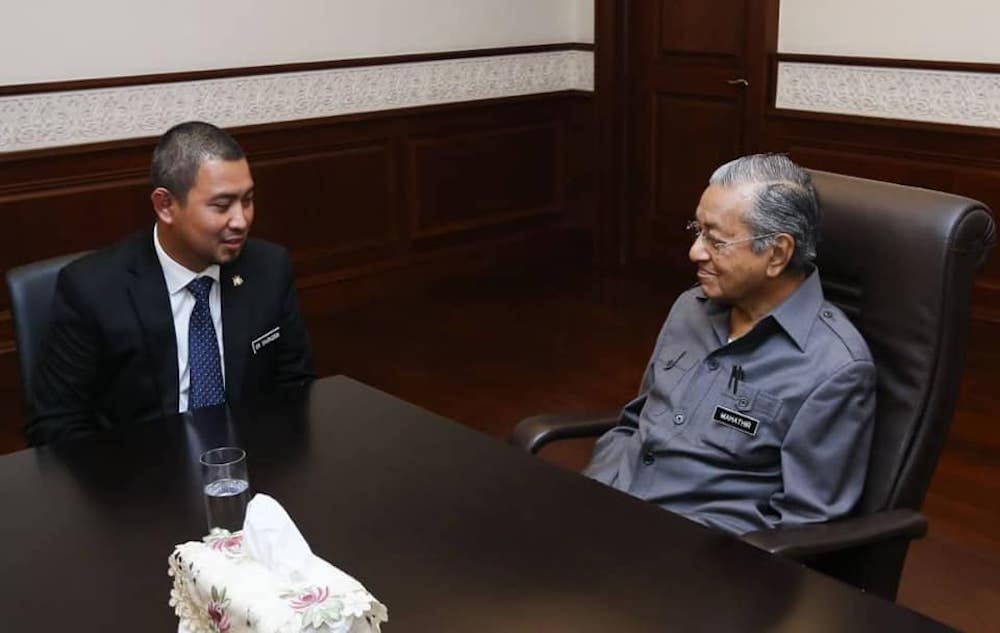 Johor Mentri Besar Datuk Dr Sahruddin Jamal speaks to Prime Minister Tun Dr Mahathir Mohamad at his office in Putrajaya May 3, 2019. u00e2u20acu201d Picture via Facebook/DrSahruddin