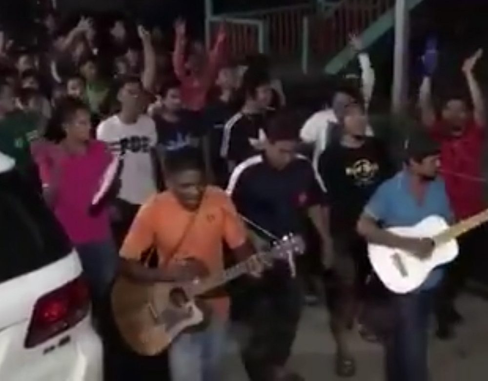 While some are visibly half-awake, the joyful and spirited youths lend a festive air to preparing for sahur. u00e2u20acu201d Screenshot from Twitter/daussh