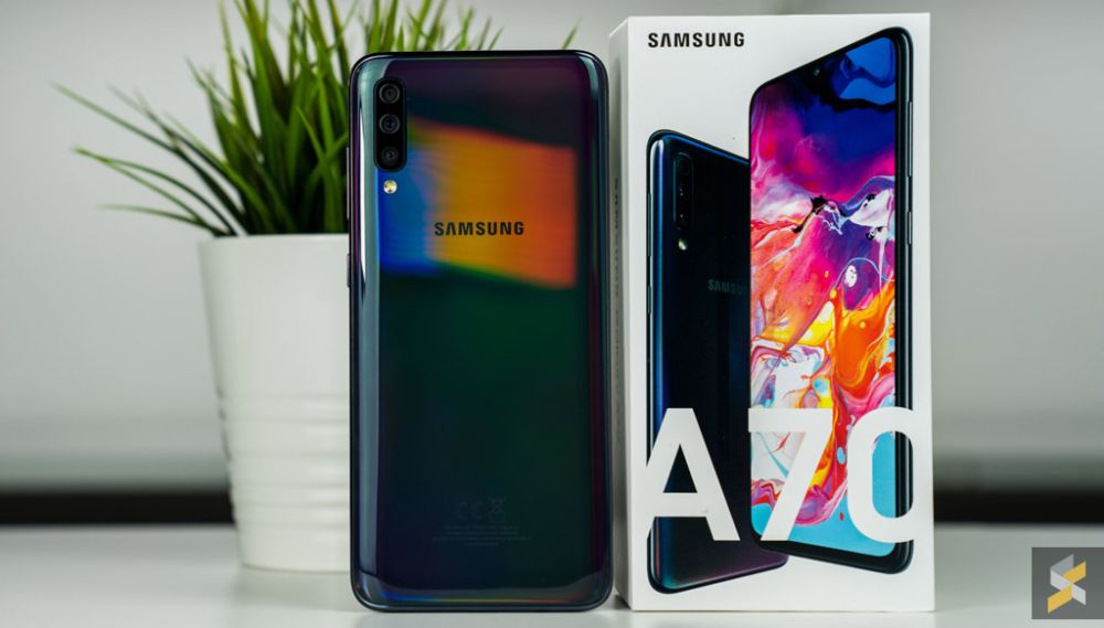 The Galaxy A70 comes with a 6.7u00e2u20acu00b3 Super AMOLED display that pushes a Full HD+ resolution. u00e2u20acu201d Picture via SoyaCincau