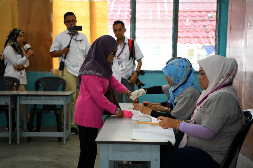 A voter gets her finger inked at SK Tanjung Papat 1 and 2 in Sandakan May 11, 2019. u00e2u20acu201d Bernama pic   