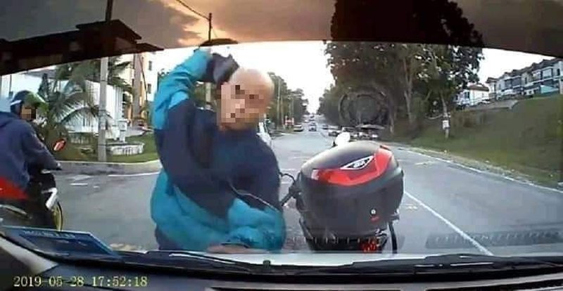A road bully who smashed the windscreen of another vehicle with his motorcycle helmet near Seri Kembangan has been arrested by the police. — Picture via Twitter/999 Malaysia