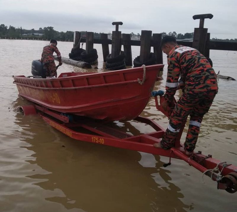Firemen get ready to search for the three children who disappeared underwater at a longhouse near Sibu. u00e2u20acu201d Picture courtesy of Sungai Merah Bomba