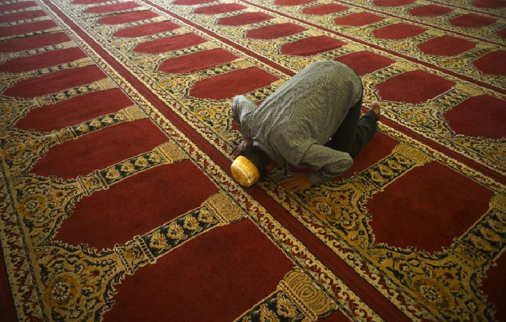 A man prays at the Dawatagaha Jumma Masjid mosque in Colombo. Sri Lankan. Muslim groups say they warned authorities about the increased radicalisation of Easter Sunday attack ringleader Zahran Hashim. u00e2u20acu201d AFP pic