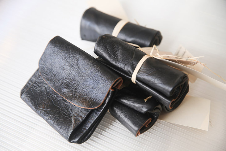 In the Klang Valley, ilaika is the sole distributor of Utile's products which includes this super soft flea leather pouch made from Shinki Hikaku vegetable tanned horse hide.