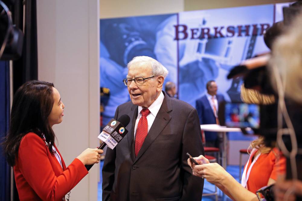 Berkshire Hathaway chairman Warren Buffett walks through the exhibit hall as shareholders gather to hear from the billionaire investor at Berkshire Hathaway Inc's annual shareholder meeting in Omaha May 4, 2019. u00e2u20acu2022 Reuters pic