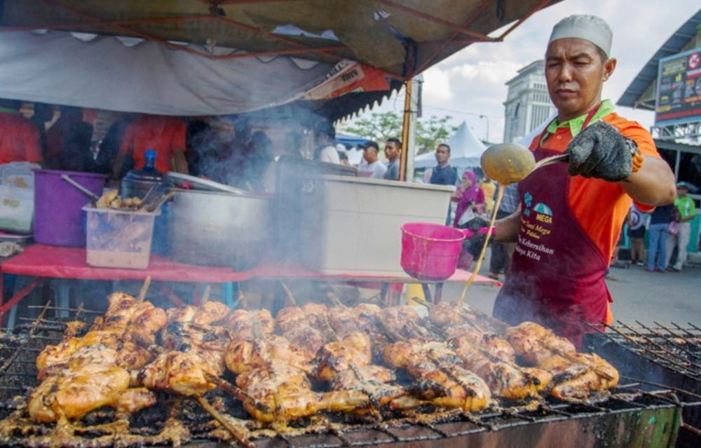 SWCorp’s ‘Love Food Hate Waste’ at Ramadan Bazaars aims to save the excessive food by channelling them to the needy. — Bernama pic