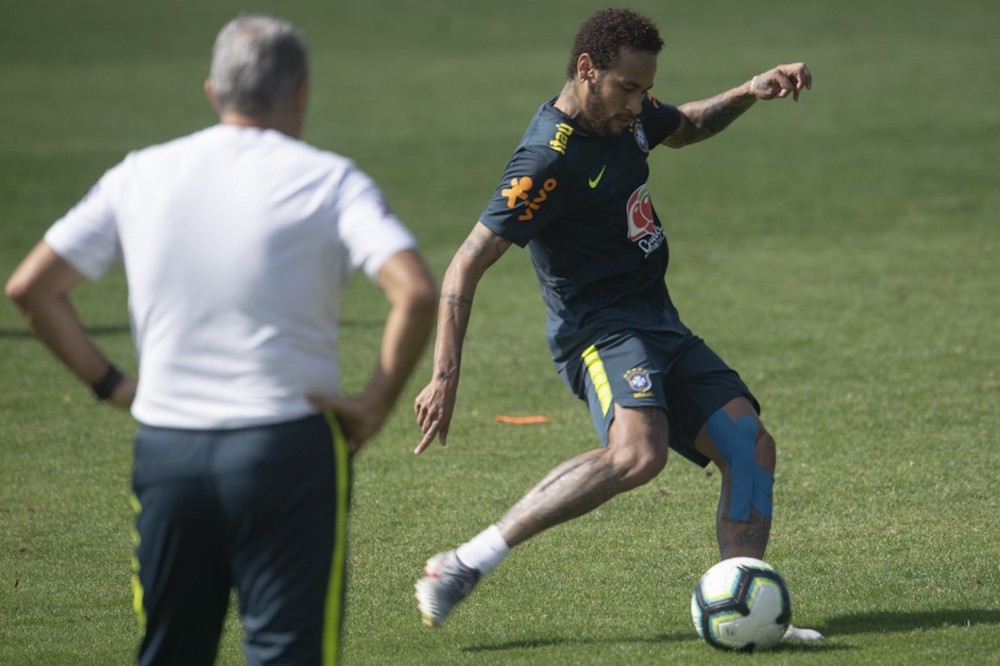 Brazilu00e2u20acu2122s coach Tite looks at Neymar striking the ball during a training session of the national team at the Granja Comary sport complex in Teresopolis, Brazil June 1, 2019. u00e2u20acu201d AFP pic