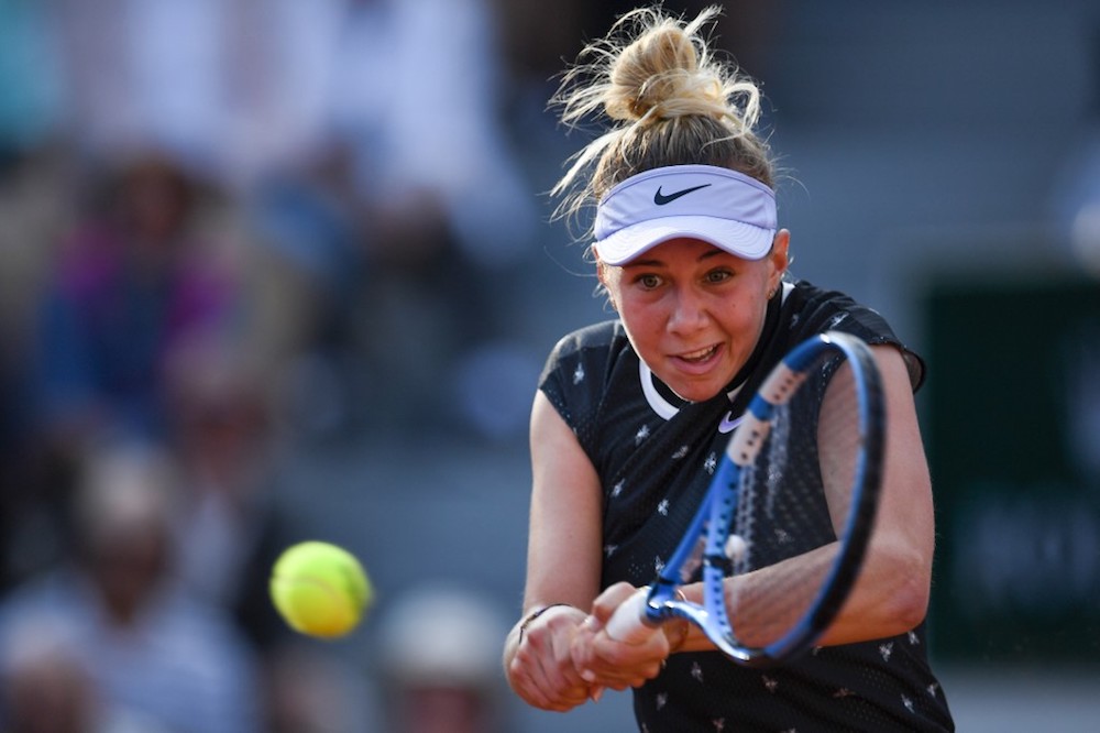 Amanda Anisimova of the US returns the ball to Spainu00e2u20acu2122s Aliona Bolsova during their womenu00e2u20acu2122s singles fourth-round match at the 2019 French Open in Paris June 3, 2019. u00e2u20acu201d AFP pic