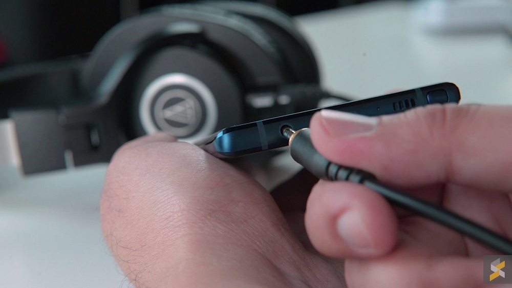 The upcoming Galaxy Note 10 is expected to come in two models and it isnu00e2u20acu2122t clear if the headphone jack will be removed for both variants. u00e2u20acu201d SoyaCincau pic