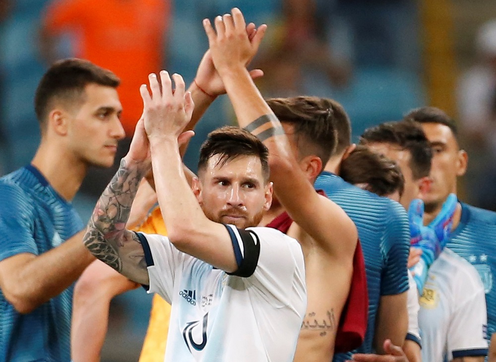 Argentina's Lionel Messi applauds fans after the match against Qatar at the Arena Do Gremio in Porto Alegre June 23, 2019. u00e2u20acu201d Reuters pic