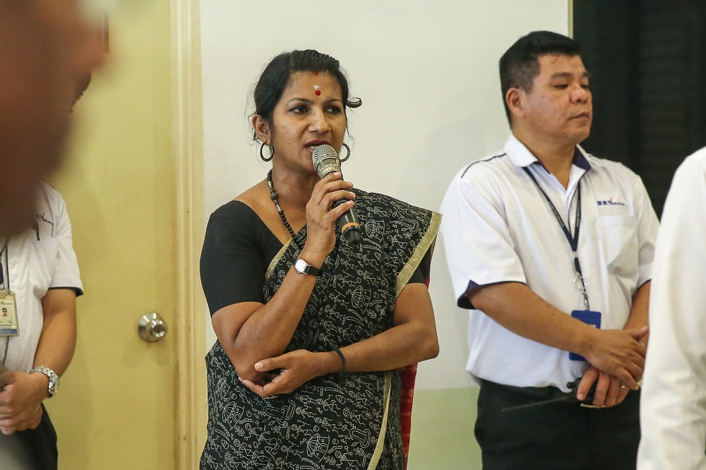 Family friend Geetha Shankaran Lam reciting the Shiva Mantra at the funeral held at the Nirvana Memorial in Shah Alam June 1, 2019. — Picture by Yusof Mat Isa