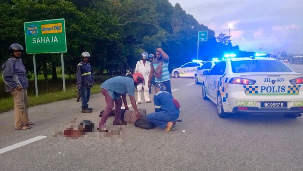 Passersby tending to the injured victims at 23.2km of the Second Link Expressway in Johor Baru June 1, 2019. — Picture courtesy of Royal Malaysia Police