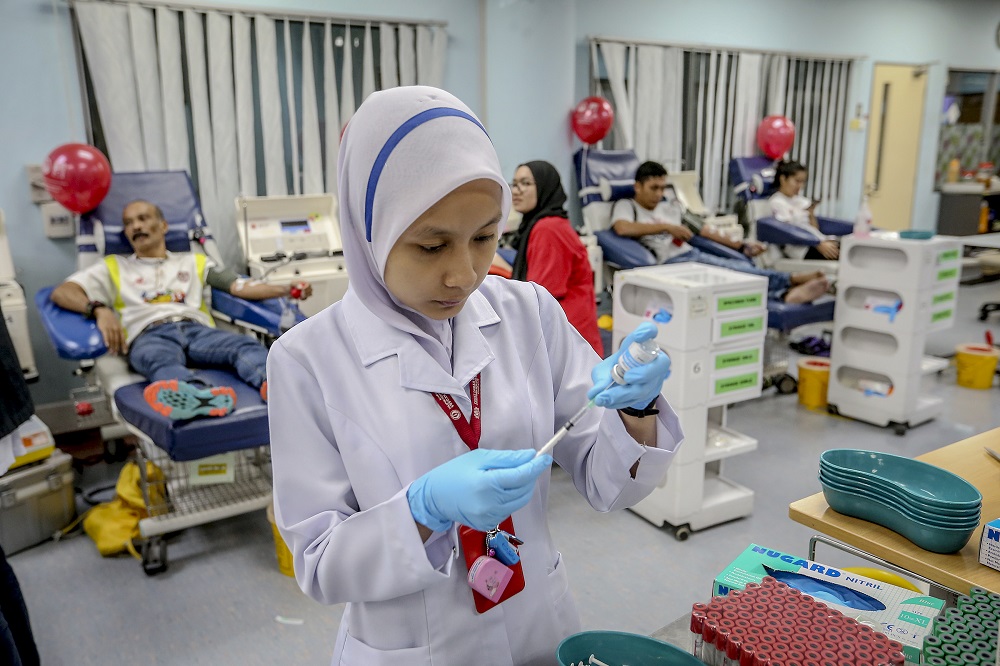 Nurses at work at National Blood Centre in Kuala Lumpur June 22, 2019. u00e2u20acu201d Picture by Firdaus Latif