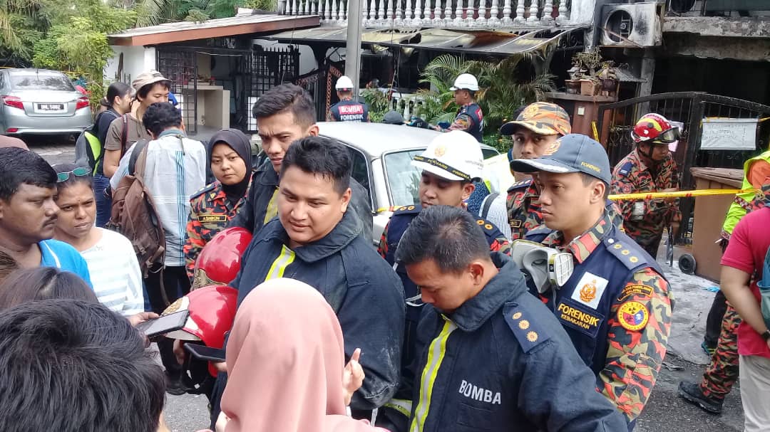 Tiga sekeluarga maut dalam insiden kebakaran di sebuah rumah teres tiga tingkat dekat Kampung Lindungan, Petaling Jaya. u00e2u20acu201d Foto ihsan Jabatan Bomba dan Penyelamat Malaysia