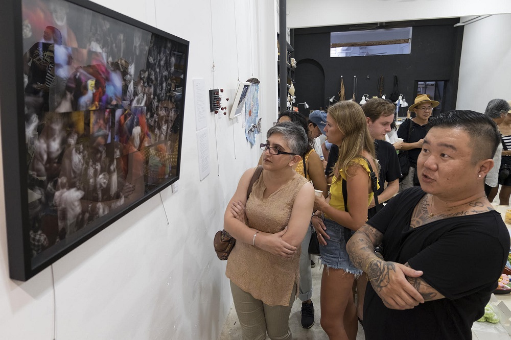 People admiring the artworks on display at the 8” x 6 “ project group exhibition at Project 26 Lorong Carnavon. — Picture by Steven Ooi K.E. and Sayuti Zainudin
