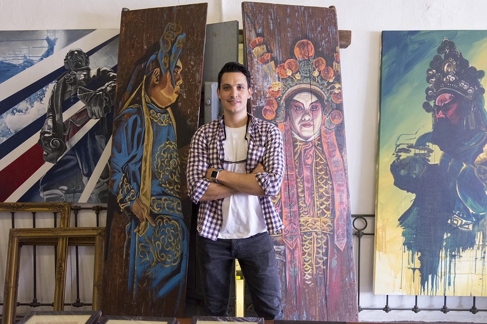 Catch artist Thomas Powell at his gallery at 13 Armenian Street. — Picture by Steven Ooi K.E. and Sayuti Zainudin